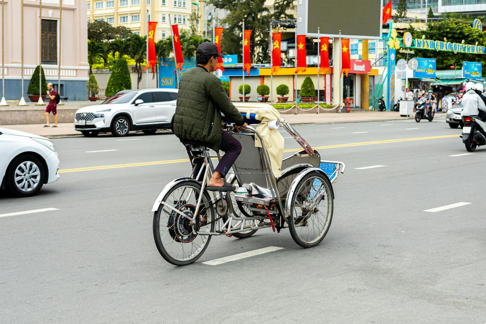 Hanoi 3-in-1 Package Tour: Cyclo + Street Food + Foot Massage